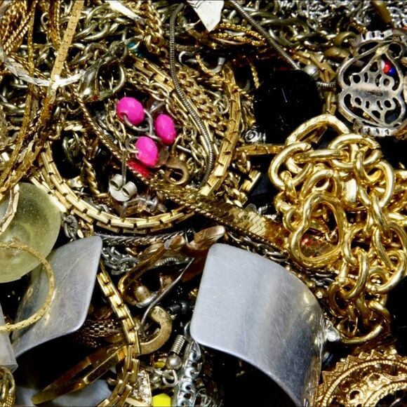 ❤️NEW 1 LB “BOTTOM OF THE BOX” jewelry lot~ Brooches rings pendant Treasure Hunt - Picture 3 of 4